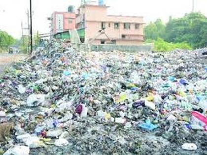 Using a mask thrown in the trash is dangerous | वापरून कचऱ्यात फेकलेला मास्क ठरतोय धोकादायक