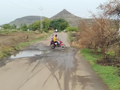 Traffic was disrupted due to potholes on Deola-Kharde road | देवळा-खर्डे रस्त्यावरील खड्ड्यांमुळे वाहतूक विस्कळीत