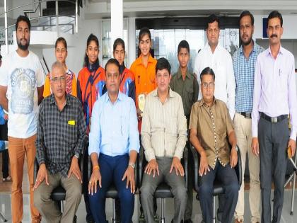  Association honors National Kho-Kho players | संघटनेतर्फे राष्ट्रीय खो-खो खेळाडूंचा सत्कार