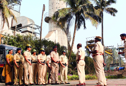 The collapse of the sugar factory collapsed in police custody | पोलीस बंदोबस्तात साखर कारखान्यांचे गाळप