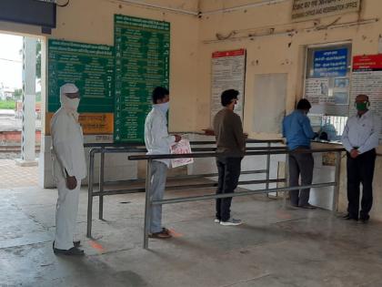 Crowd at Lasalgaon railway ticket reservation office | लासलगावी रेल्वे तिकीट आरक्षण कार्यालयात गर्दी Crowd at Lasalgaon railway ticket reservation office | लासलगावी रेल्वे तिकीट आरक्षण कार्यालयात गर्दी
