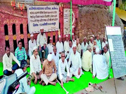 Teacher nutrition in front of Municipal entrance | मनपा प्रवेशद्वारासमोर शिक्षकांचे चक्रीउपोषण