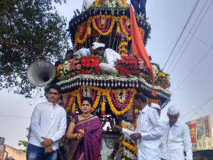 Yashwant Baba Maharaj started the rathotsav of Maine, thousands of devotees filed | मायणीच्या यशवंतबाबा महाराज रथोत्सवास प्रारंभ, हजारो भाविक दाखल