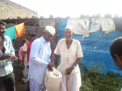 ... so the young men threw bottles of wine on the road! | पोही ग्रामस्थांकडून मद्याचे ड्रम नष्ट