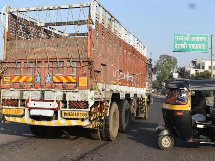 Road Safety Week by taking action on handguns | हातगाड्यांवर कारवाई करुन रस्ता सुरक्षा सप्ताह Road Safety Week by taking action on handguns | हातगाड्यांवर कारवाई करुन रस्ता सुरक्षा सप्ताह