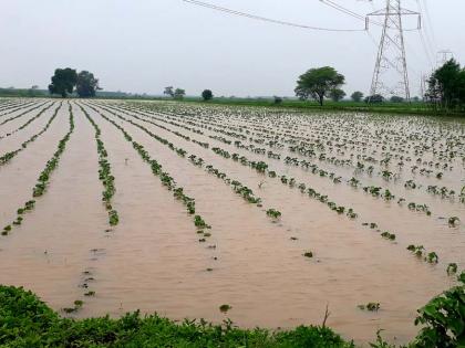 Water in the fields due to the construction of floors in the wrong place | चुकीच्या ठिकाणी फरशी बांधल्याने शेतांमध्ये पाणी