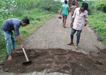 Now let's get to the village. | आता तरी गावार्पयत बस येऊ द्या.