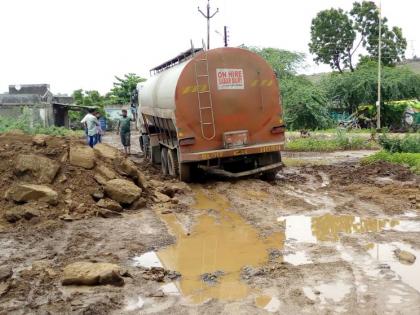 The tanker trap diverted the traffic | टँकर फसल्याने वाहतूक वळवली