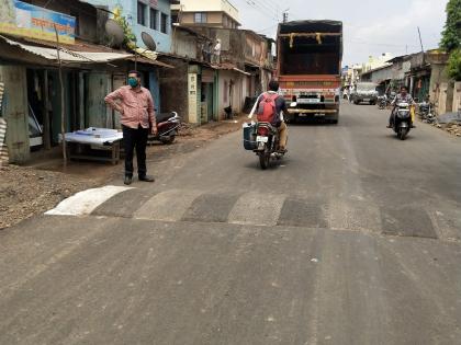 Peth highway finally put speed bumps, speed control | पेठ महामार्गावर अखेर टाकले गतिरोधक, वेगावर नियंत्रण