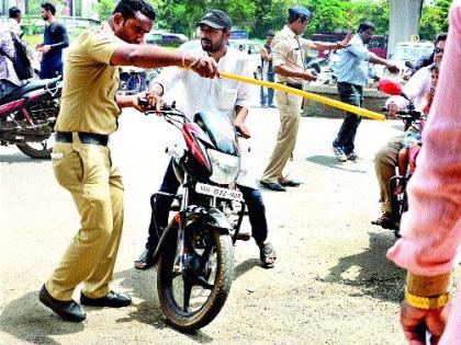  Two-wheeler made policemen crazy | दुचाकीस्वारांनी केली पोलिसाला दमदाटी