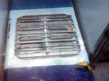 Adiband-Purna (Parbhani) Railway Dabba breaks the door | आदिलाबाद-पूूर्णा (परभणी) रेल्वे डब्ब्याचा दरवाजा तुटला