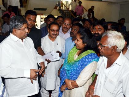 Addressing ministers about the development of roads, the statement said | रस्ते विकासासंदर्भात मंत्र्यांना दिली निवेदने Addressing ministers about the development of roads, the statement said | रस्ते विकासासंदर्भात मंत्र्यांना दिली निवेदने