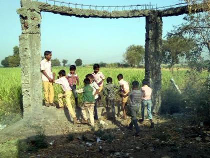 Parbhani: The construction of semi-classrooms is dangerous | परभणी:अर्धवट वर्गखोल्यांचे बांधकाम धोकादायक