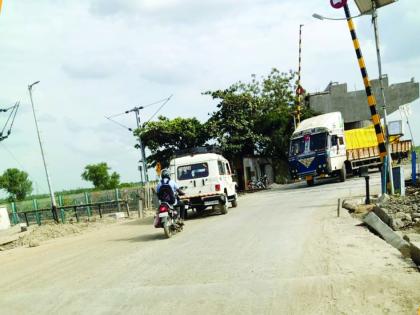 The farmers stopped the work of doubling, electrification and repair of railway tracks | दुहेरीकरण, विद्युतीकरण अन् रेल्वे ट्रॅक दुरुस्तीचे काम शेतकऱ्यांनी थांबविले