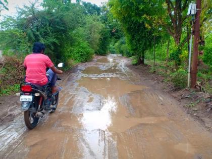 Pimpalgaon Khamb road was covered in mud | पिंपळगाव खांब रस्ता चिखलात रुतला