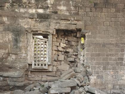 At Erandol, the wall of the Pandava Mansion collapsed | एरंडोल येथे पांडव वाड्याची भिंत पडली