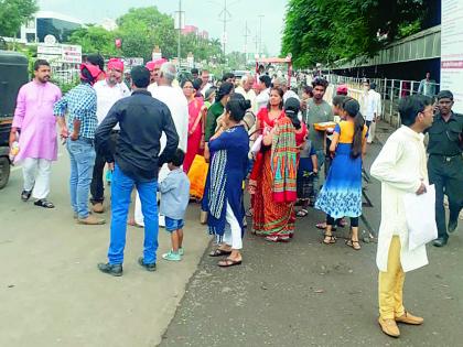 Shirdi's first Shravadi on Monday, | शिर्डीत पहिल्याच श्रावणी सोमवारी भक्तांची मांदियाळी