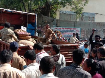 Empty space occupied by vendors in two hours | विक्रेत्यांनी बळकावलेली जागा दोन तासांत रिक्त