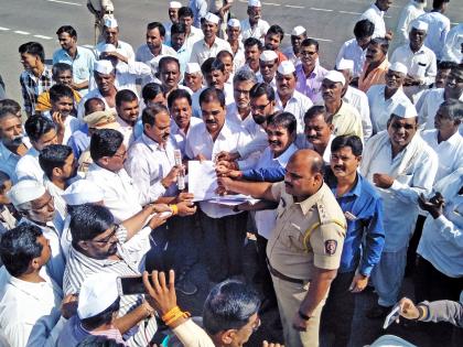 Road to angry farmers of Bhojapur dam water | भोजापूर धरणाच्या पाण्यासाठी संतप्त शेतकऱ्यांचा रास्तारोको