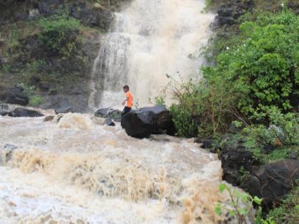 In the Parner area, rains caused streams to flow from the mountains | पारनेर परिसरात पावसाने डोंगरावरून वाहू लागले झरे