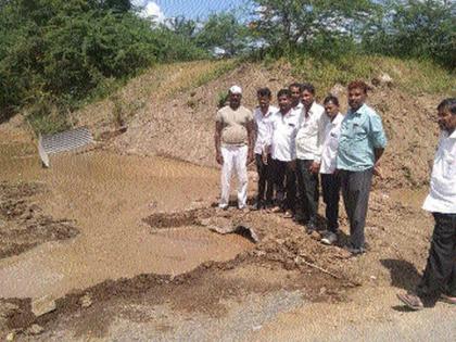 Koliwamala lake hole of 11 villages under water supply scheme with Wavi | वावीसह ११ गाव पाणीपुरवठा योजनेच्या कोळगावमाळ तलावाला गळती