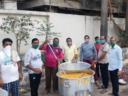 They are planning to serve until the lockdown ends | लॉकडाऊन संपेपर्यंत सेवा करण्याचा ध्यास ते देत आहेत, रोज २ हजार नागरीकांना घरपोच जेवण