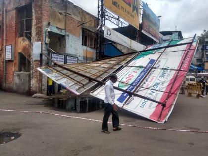 Hurdies fell in the Thane station area, fortunately there is no lien | ठाणे स्टेशन परिसरात होर्डींग्ज पडले, सुदैवाने जिवीतहानी नाही