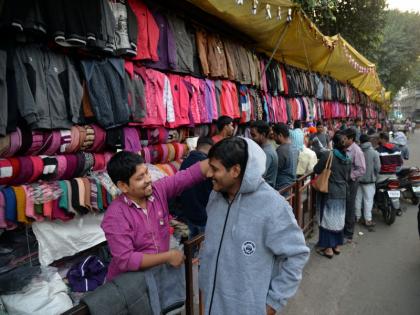 crowd increased due to winter on laxmi road | थंडीमुळे लक्ष्मीरस्त्यावर वाढली गर्दी