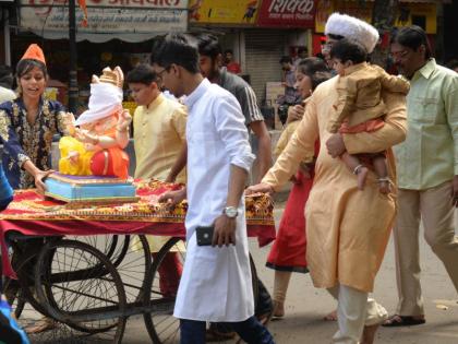 arrival of ganpati bappa in pimpari-chinchwad with enthusiasm | उद्याेगनगरीत उत्साहात गणरायाचे आगमन