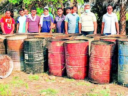 Flat to destroy alcohol in village | गावठी दारू नष्ट करण्याचा सपाटा Flat to destroy alcohol in village | गावठी दारू नष्ट करण्याचा सपाटा