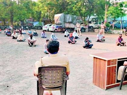 Without reason Rotate Thanedar take 'Class' | विनाकारण फिरणाऱ्यांचा ठाणेदारांनी घेतला ‘क्लास’ Without reason Rotate Thanedar take 'Class' | विनाकारण फिरणाऱ्यांचा ठाणेदारांनी घेतला ‘क्लास’