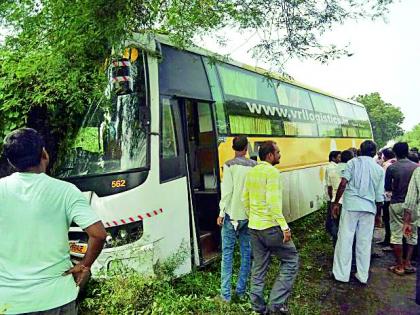  Two twin boys killed in the shocks of travels | ट्रॅव्हल्सच्या धडकेत दोघे दुचाकीस्वार ठार