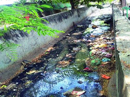 Cleaning of gutters by municipal gates | मनपाकडून नाले साफसफाईचा फार्स