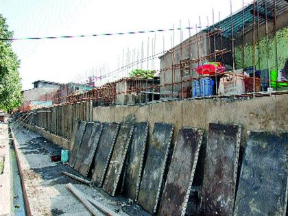 The construction of the wall from the railway begins | रेल्वेकडून संरक्षक भिंत बांधण्यास सुरुवात The construction of the wall from the railway begins | रेल्वेकडून संरक्षक भिंत बांधण्यास सुरुवात