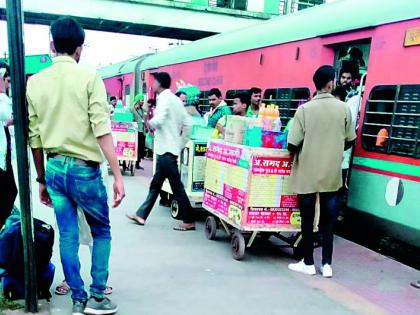 Illegal vendors hit the railways! | अवैध वेंडर्स रेल्वेला भारी!