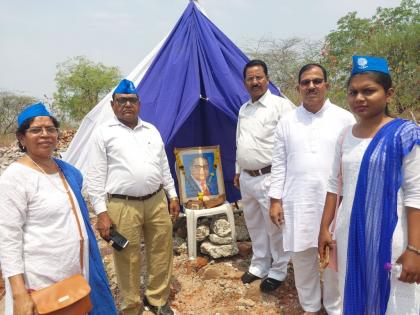 Ambedkar Jayanti celebrated on the rubble of the destroyed monument | उद्ध्वस्त स्मारकाच्या ढिगाऱ्यावर आंबेडकर जयंती साजरी