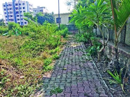 The pitiful state of the garden at Khode Maala | खोडे मळा येथील उद्यानाची दयनीय अवस्था