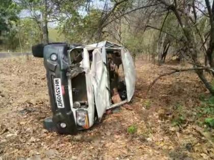 Nine people injured in road accident in Gadchiroli | गडचिरोलीत दुचाकीला वाचवण्याच्या प्रयत्नात वाहन उलटून ९ जण जखमी Nine people injured in road accident in Gadchiroli | गडचिरोलीत दुचाकीला वाचवण्याच्या प्रयत्नात वाहन उलटून ९ जण जखमी