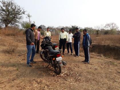 Chandan smuggler ran away in Wardha; Seized materials with bike | वर्ध्यात पोलिसांना पाहताच चंदन तस्कर पसार; दुचाकीसह साहित्य जप्त