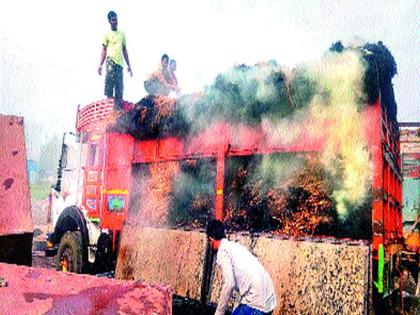 Petrol truck due to electrical power in Indiranagar | इंदिरानगरला विद्युत तारांमुळे पेटला ट्रक