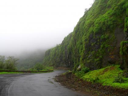 Rainy weather in Satara | साताऱ्यात पावसाचा शिडकावा,ढगाळ वातावरण