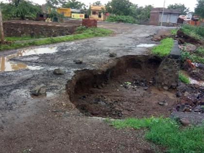 A pit fell into the Malpur-Suray road | मालपूर-सुराय रस्त्यात पडला खड्डा