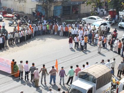 Kolhapur: On the Shiv Sena road for roads in Lakshmipuri, stop the road: | कोल्हापूर : लक्ष्मीपुरीतील रस्त्यांसाठी शिवसेना रस्त्यावर, रास्ता रोको