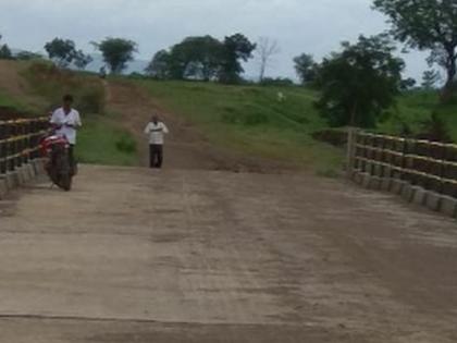 शेतातून जाणारा समांतर रस्ता केला बंद
