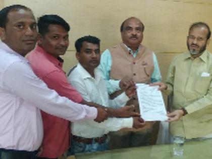 Computer contract teachers should be included on the honorarium basis | संगणक कंत्राटी शिक्षकांना मानधन तत्त्वावर सामावून घ्यावे Computer contract teachers should be included on the honorarium basis | संगणक कंत्राटी शिक्षकांना मानधन तत्त्वावर सामावून घ्यावे