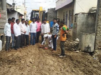 Start work on paver block installation at Malpur | मालपूरला पेव्हर ब्लॉक बसविण्याच्या कामास प्रारंभ Start work on paver block installation at Malpur | मालपूरला पेव्हर ब्लॉक बसविण्याच्या कामास प्रारंभ