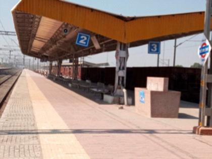 Passenger and passengers waiting for Khandesh Express to start | पॅसेंजर व खान्देश एक्सप्रेस सुरु होण्याची प्रवाशांना प्रतीक्षा Passenger and passengers waiting for Khandesh Express to start | पॅसेंजर व खान्देश एक्सप्रेस सुरु होण्याची प्रवाशांना प्रतीक्षा