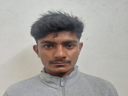 Police arrest minor boy who was walking around with a pistol on his waist in kolhapur | Kolhapur: भीती घालण्यासाठी पिस्तूल कमरेला लावून फिरत होता, एका अल्पवयीनला पोलिसांनी ताब्यात घेतला Police arrest minor boy who was walking around with a pistol on his waist in kolhapur | Kolhapur: भीती घालण्यासाठी पिस्तूल कमरेला लावून फिरत होता, एका अल्पवयीनला पोलिसांनी ताब्यात घेतला