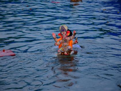 In Thane district the devotees of the devotees of Parnaikan lakhs of devotees for a day and a half | ठाणे जिल्ह्यात दीड दिवसाच्या पावणेचार लाख गणरायांना भावपूर्ण निरोप