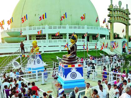 Bowing down Buddhist followers in Dikshitbhoomi | दीक्षाभूमीला बौद्ध अनुयायांचे नमन